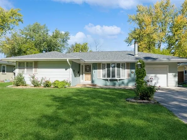 1302 S 11th Ave E, Newton, IA 50208