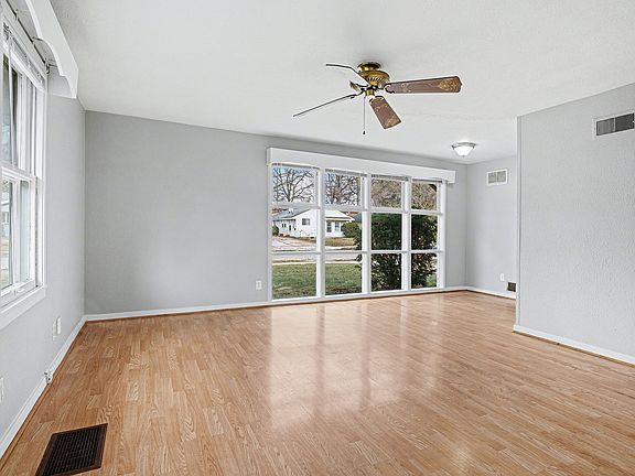 5th image of 203 Ardennes Ave