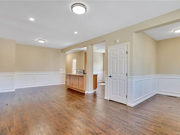 5th image of 10 Woodside Ave