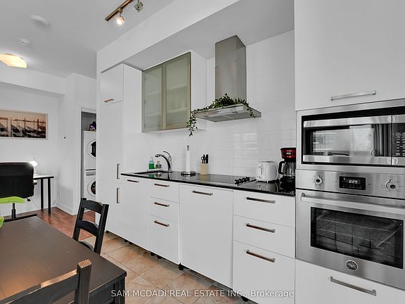 4th image of 12 York St #2307