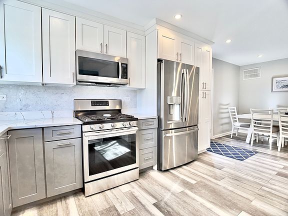 4th image of 33 E Country Club Ct