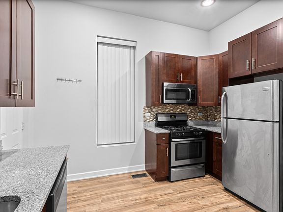 3rd image of 1528 N Ashland Ave #1R