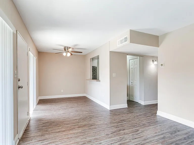 Chateau Apartments — Photo 13