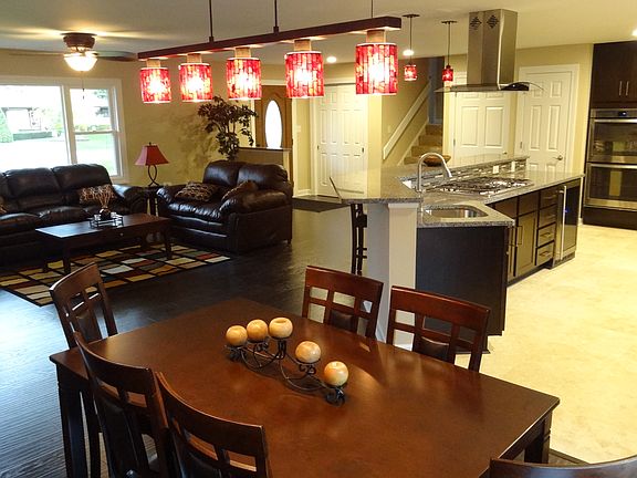 5th image of 301 E Blackhawk Dr