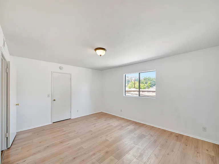 1614 E Chevy Chase Dr — Photo 14