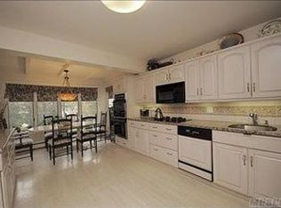 11 Deerpath La, Syosset, NY 11791