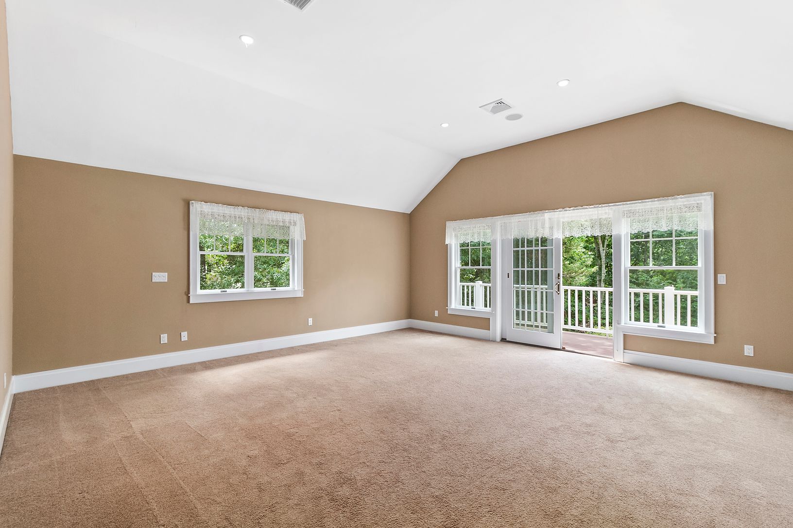  Upstairs Master Suite