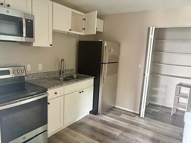 3 bed, 1320 sqft, $1,500 — Photo 2