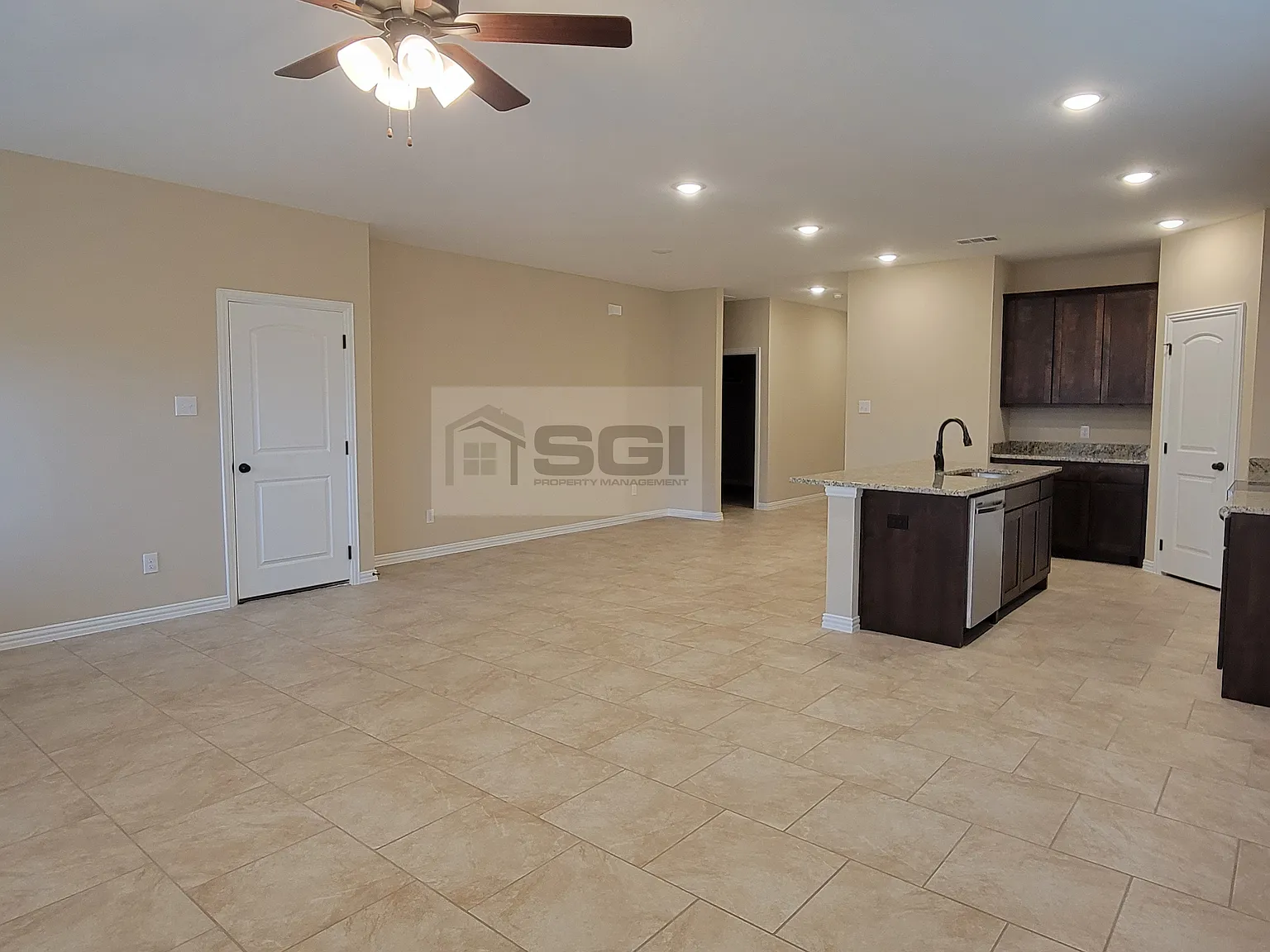 3 bedroom home in Greenville — Photo 4