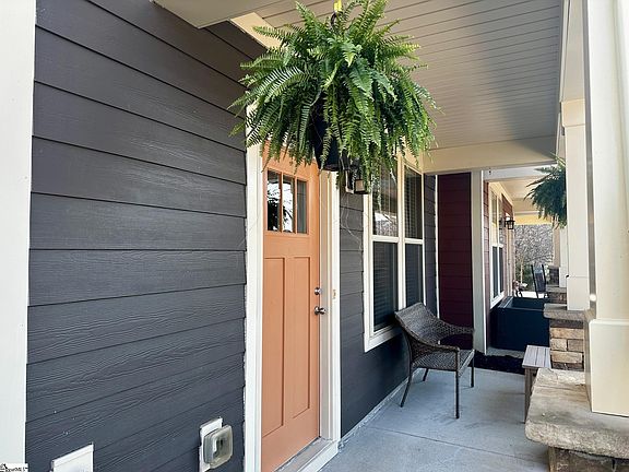 4th image of 215 Meritage St