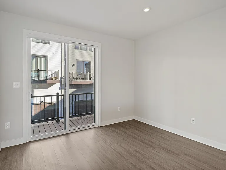 837 Lennox St — Photo 6