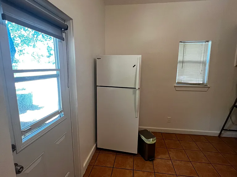 2406 Harris Ave — Photo 5