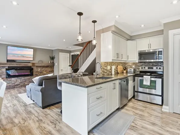 469 Claridge Rd #6, Burlington, ON L7N 2S1