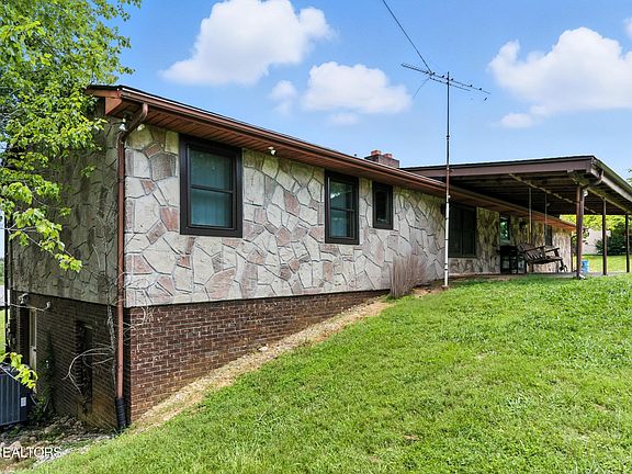 2nd image of 926 Weaver Hill Dr