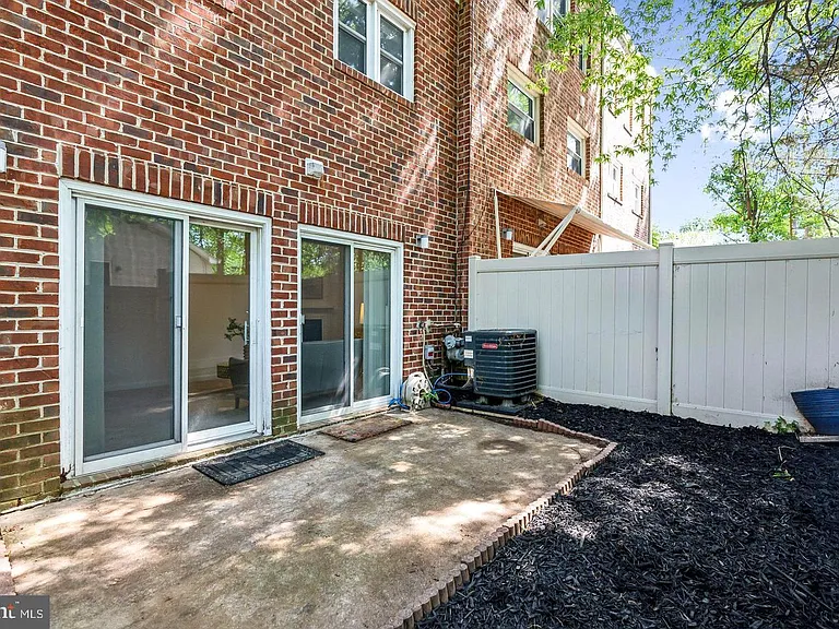 695 W Glebe Rd — Photo 33