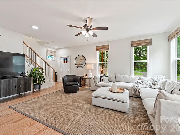 4th image of 420 London Rd