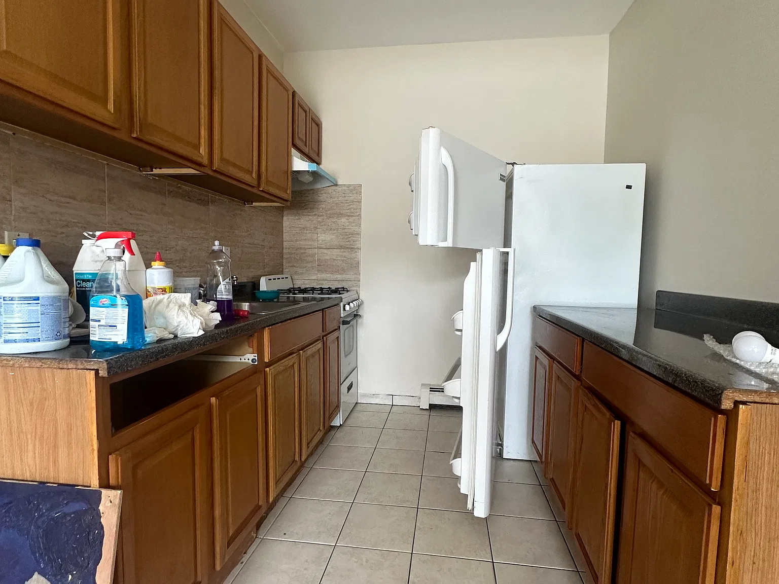 3 bed, 900 sqft, $2,500 — Photo 1