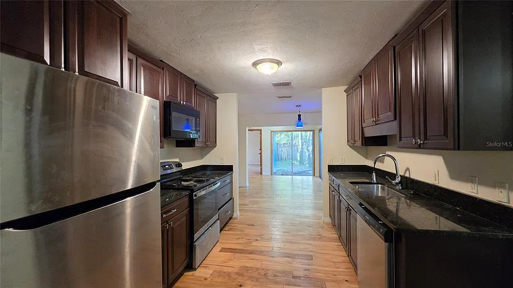 4 bed, 3.0 bath, 1841 sqft, $2,550 — Photo 4