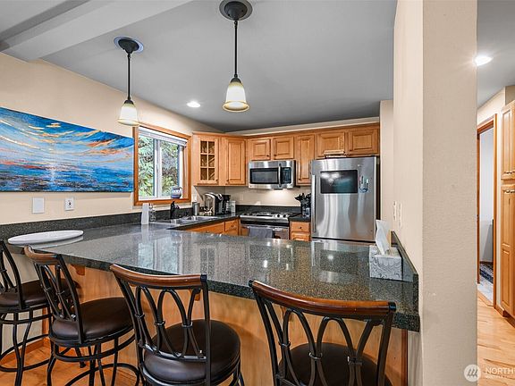 3rd image of 436 E Pointes Drive E