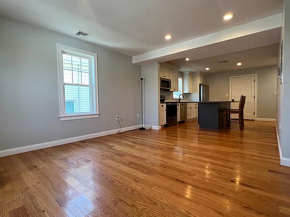 5th image of 295 Willard St #1