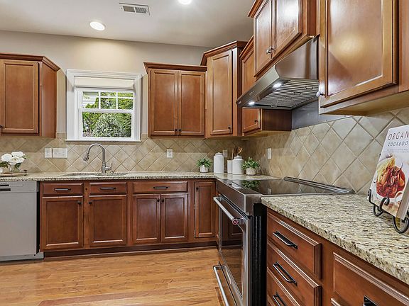 3rd image of 1756 Laurel Park Pl