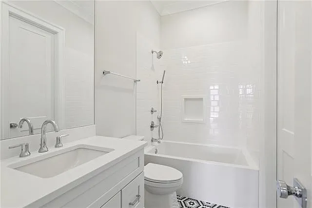 9215 S Claiborne Ave — Photo 16