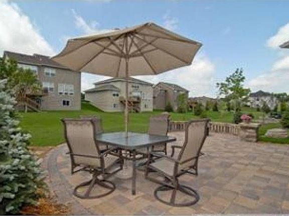 Landscaped yd w/ Patio