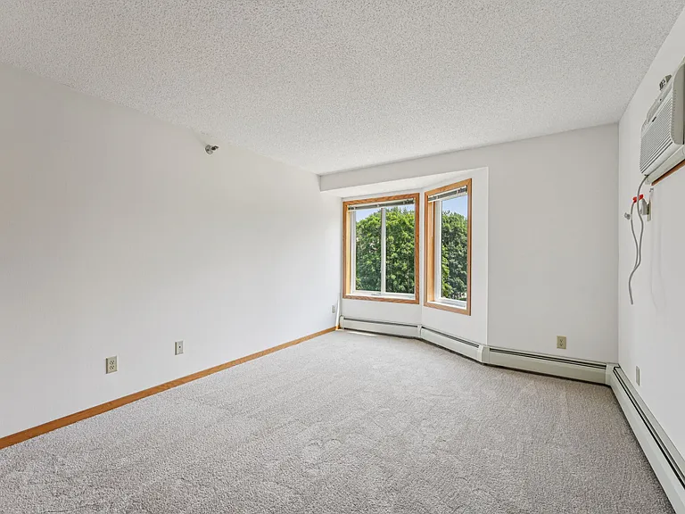 Oaks Lincoln Apartments — Photo 25