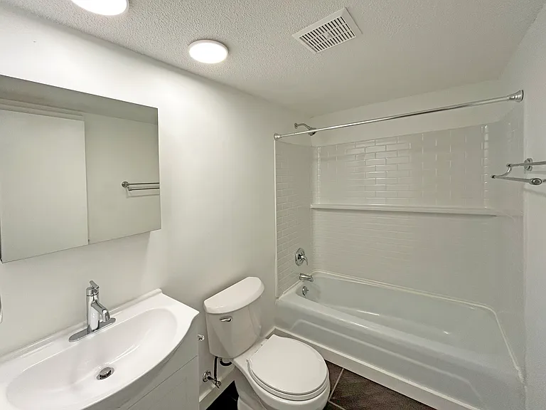 Asheville Arms Apartments — Photo 10
