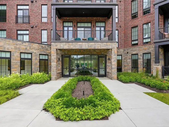 1 1st St #405, Oakmont, PA 15139
