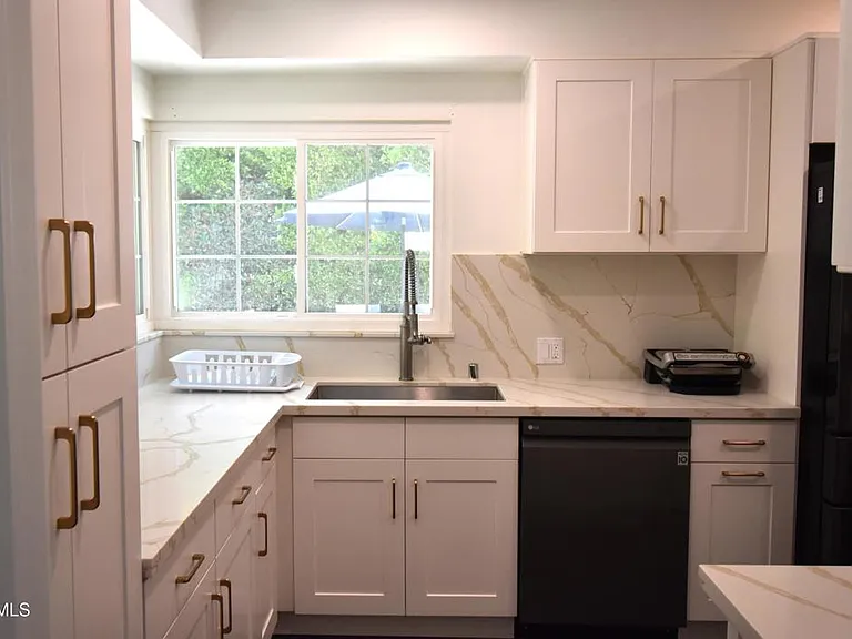 841 W Roses Rd — Photo 13