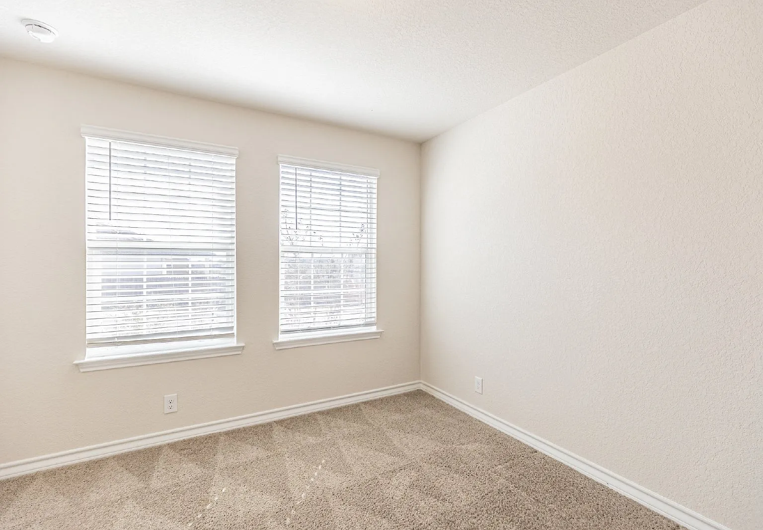 4 bed, 2.0 bath, 1901 sqft, $1,895 — Photo 4