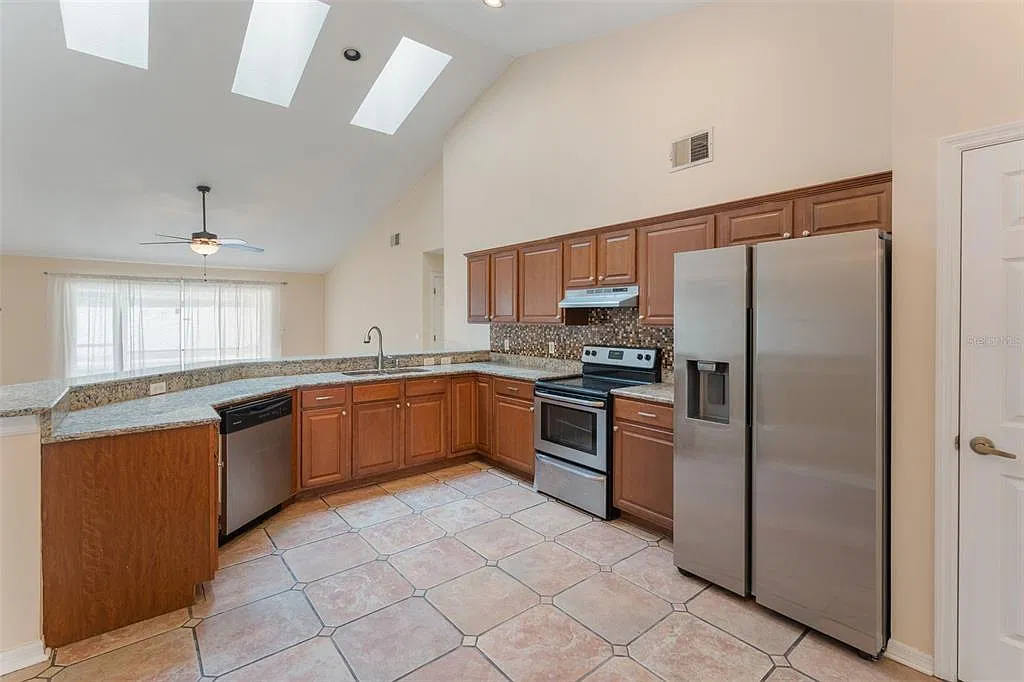 4 bed, 3.0 bath, 2389 sqft, $3,198 — Photo 4