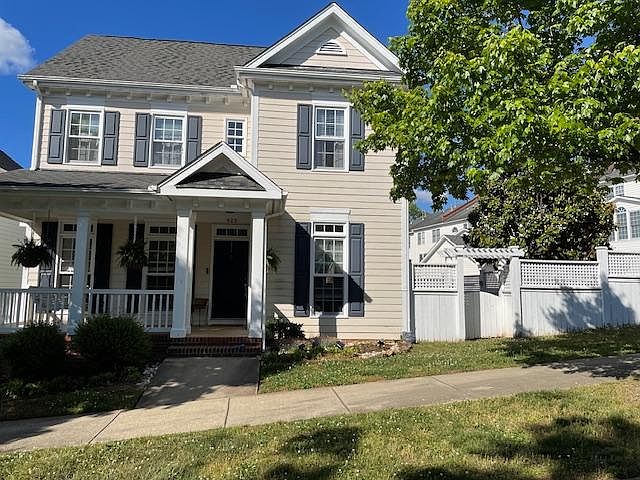 1st image of 925 Edgewater Cir