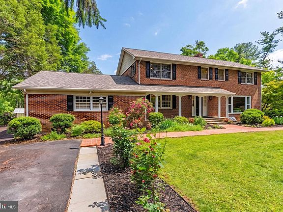 4th image of 19059 Carleton Dr