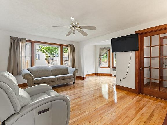 5th image of 9 Orleans Ave
