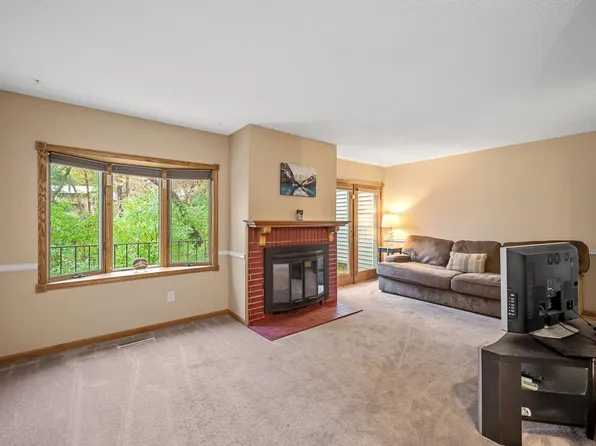 6716 Gretchen Ln N, Oakdale, MN 55128