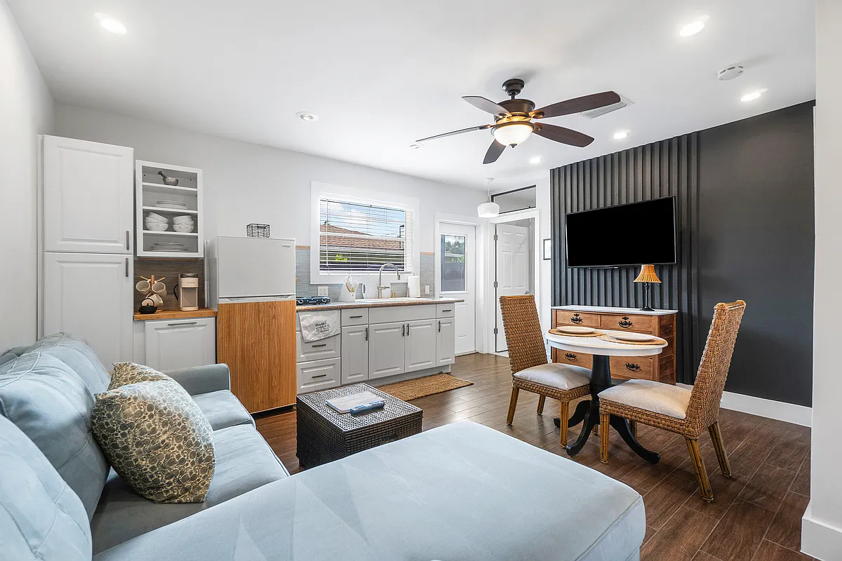 Photo 1 of 15 - 43 W Plumosa Ln #STUDIO - Greenacres, FL Primary Photo - 43 W Plumosa Ln #STUDIO