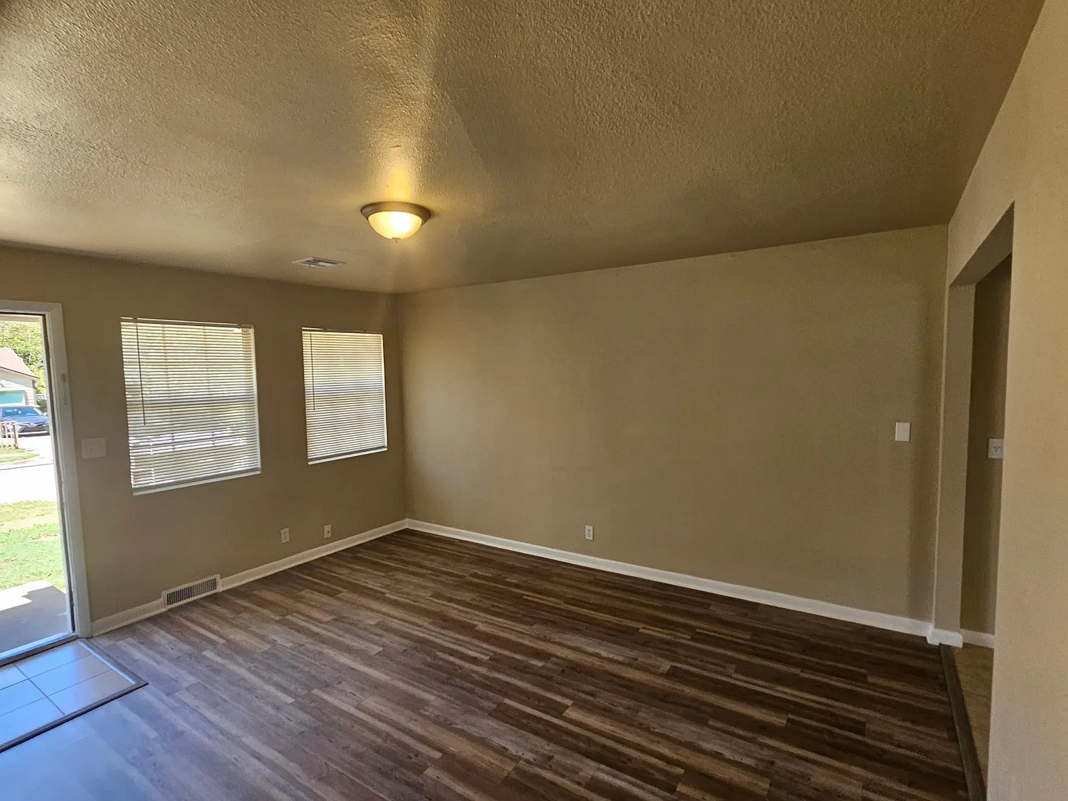 3 bed, 900 sqft, $1,150 — Photo 2