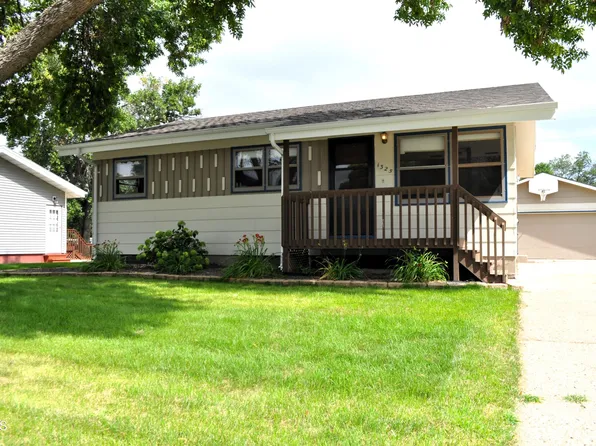 1325 Richmond Dr, Bismarck, ND 58504