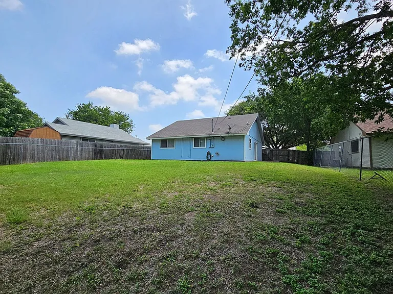 2209 Dickens Dr — Photo 14