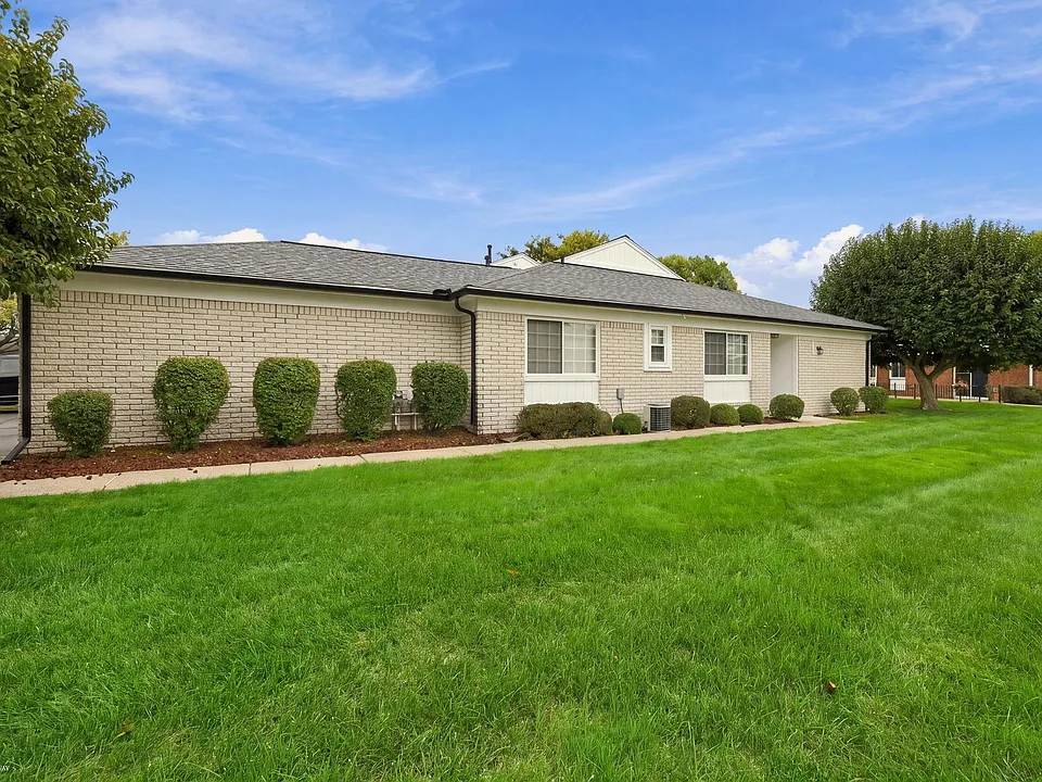 654 Country Club Dr