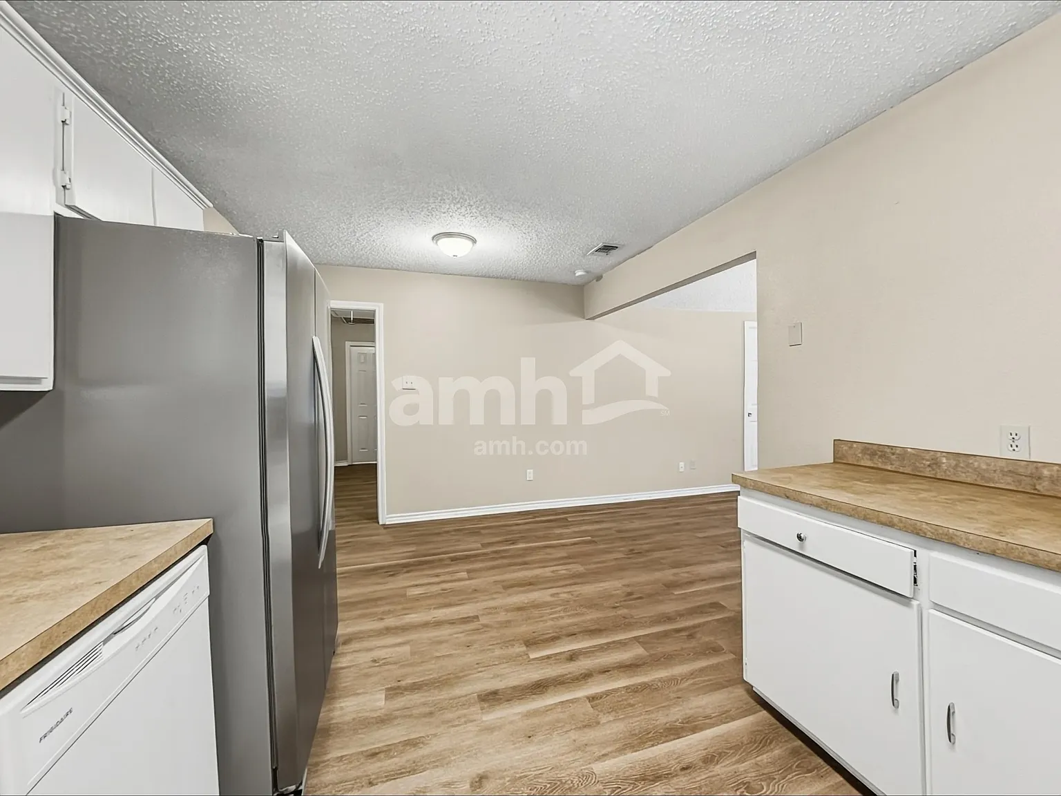 3 bed, 2.0 bath, 1411 sqft, $2,060 — Photo 4