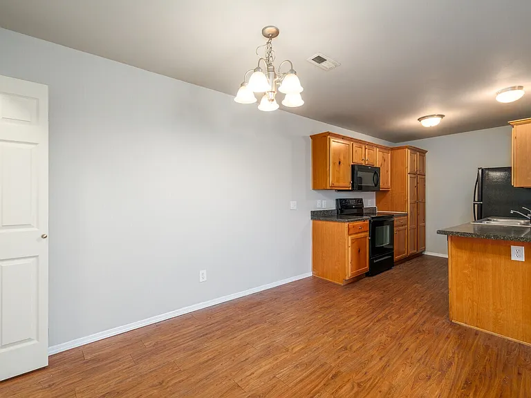 Sandstone Heights Apartments — Photo 18