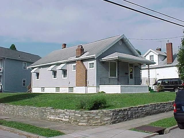 128 E 40th St photo 1