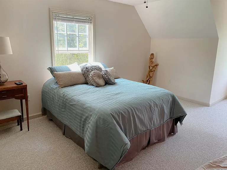 Guest Bedroom 17 X 13
Big windows with natural light and nice views!