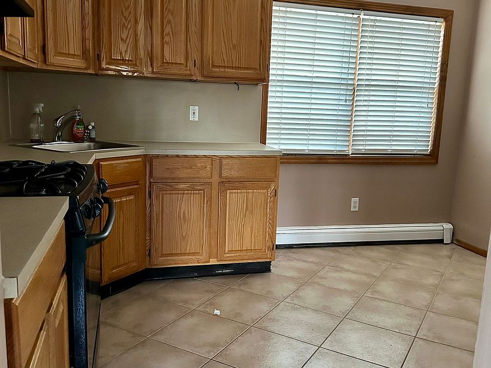 1st image of 166 Lyon Pl Floor 2