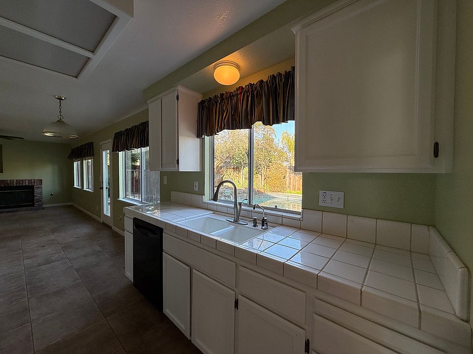 1st image of 825 Sugar Pine Dr