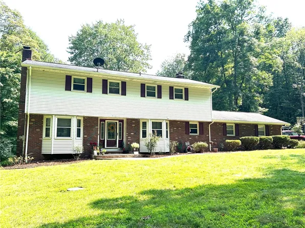 125 Antigua Dr, New Castle, PA 16105