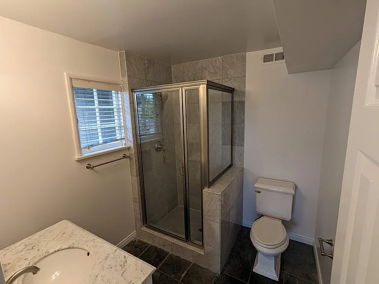 Full bathroom 1